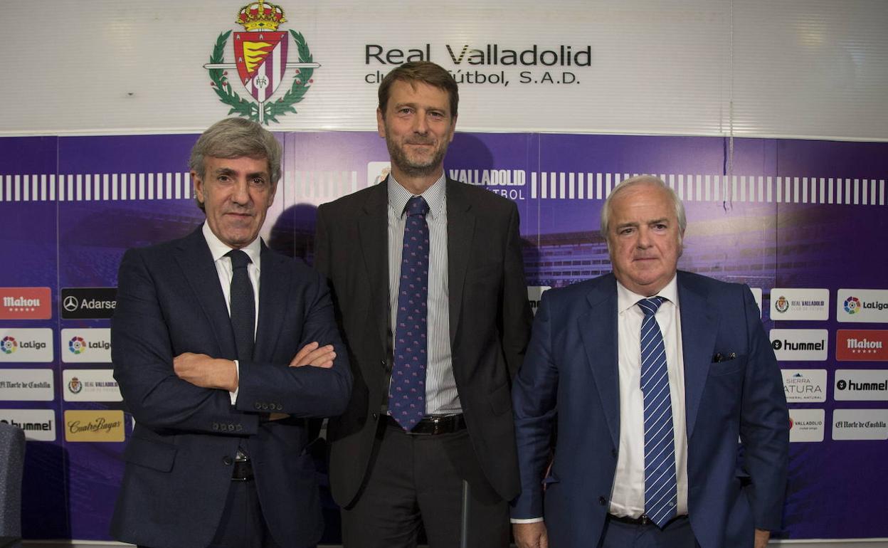 Carlos Suárez, entre José Moro (izquierda) y José Luis Losada, durante la presentación de los dos vicepresidentes en octubre de 2017.