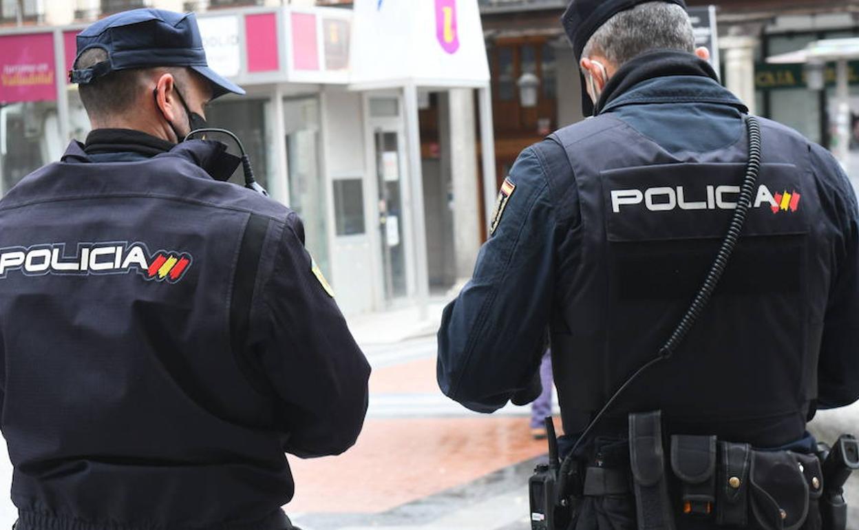 Dos agentes de la Policía Nacional en Valladolid.