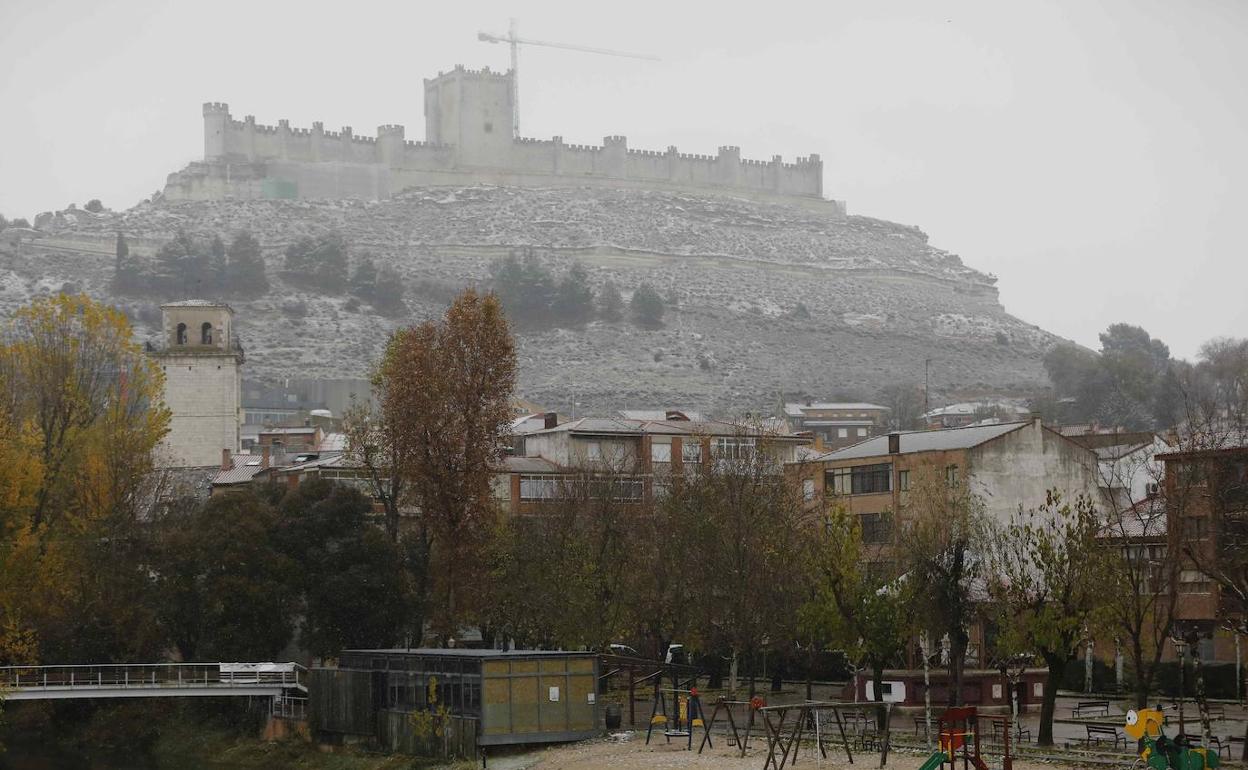 El castillo de Peñafiel, cuyo acceso se ha cerrado por la nieve.