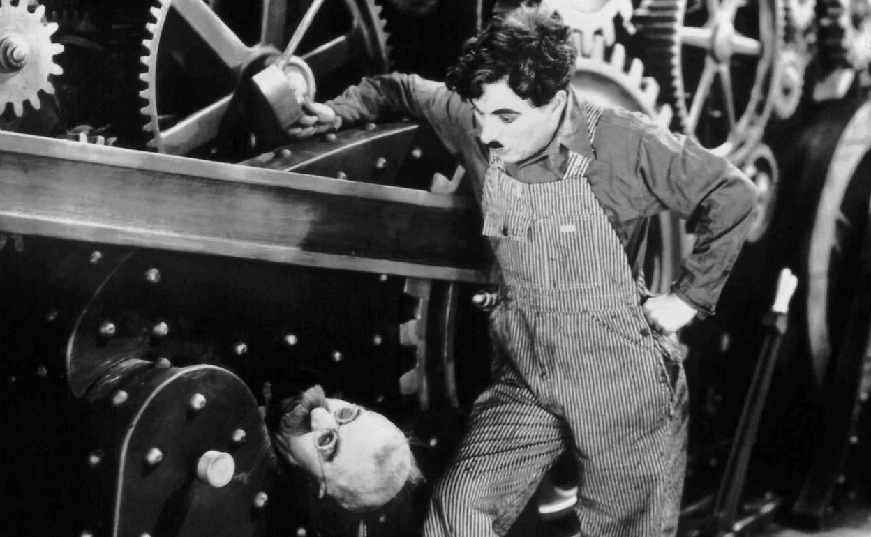 Charles Chaplin, en una escena de la película 'Tiempos modernos'.