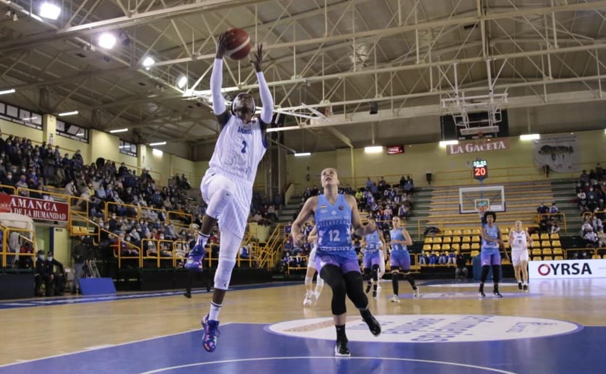 Bandeja de Kahleah Copper ante el equipo húngaro. 