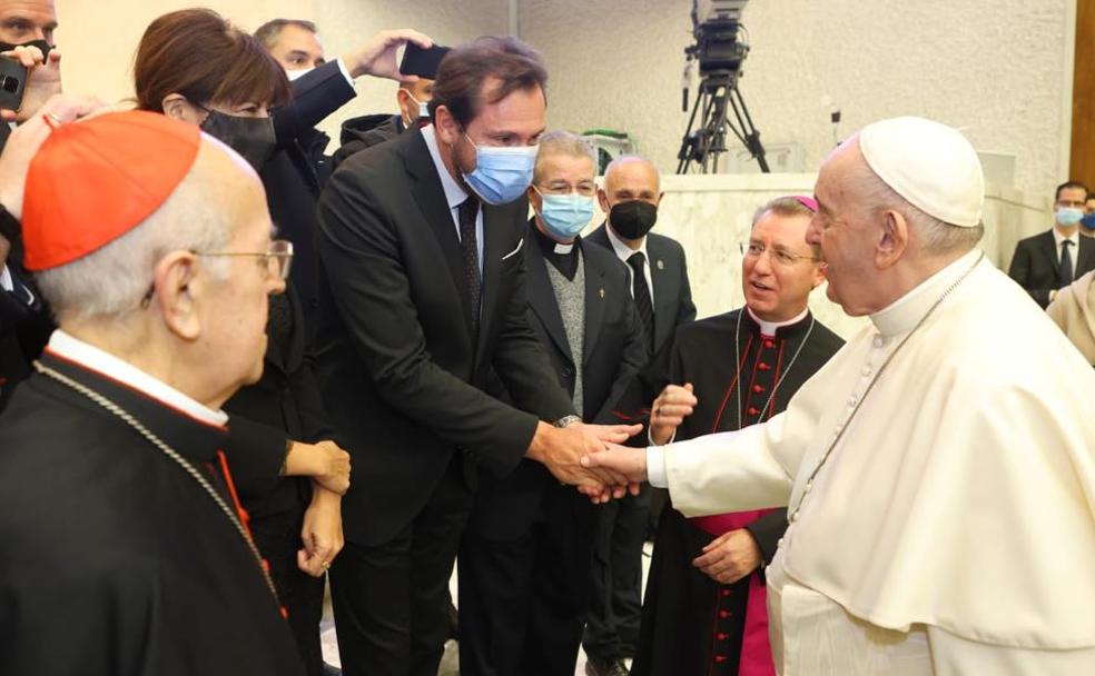 Óscar Puente y Francisco se dan la mano en presencia de Ricardo Blázquez, a la izquierda de la foto, y de Aurelio García.