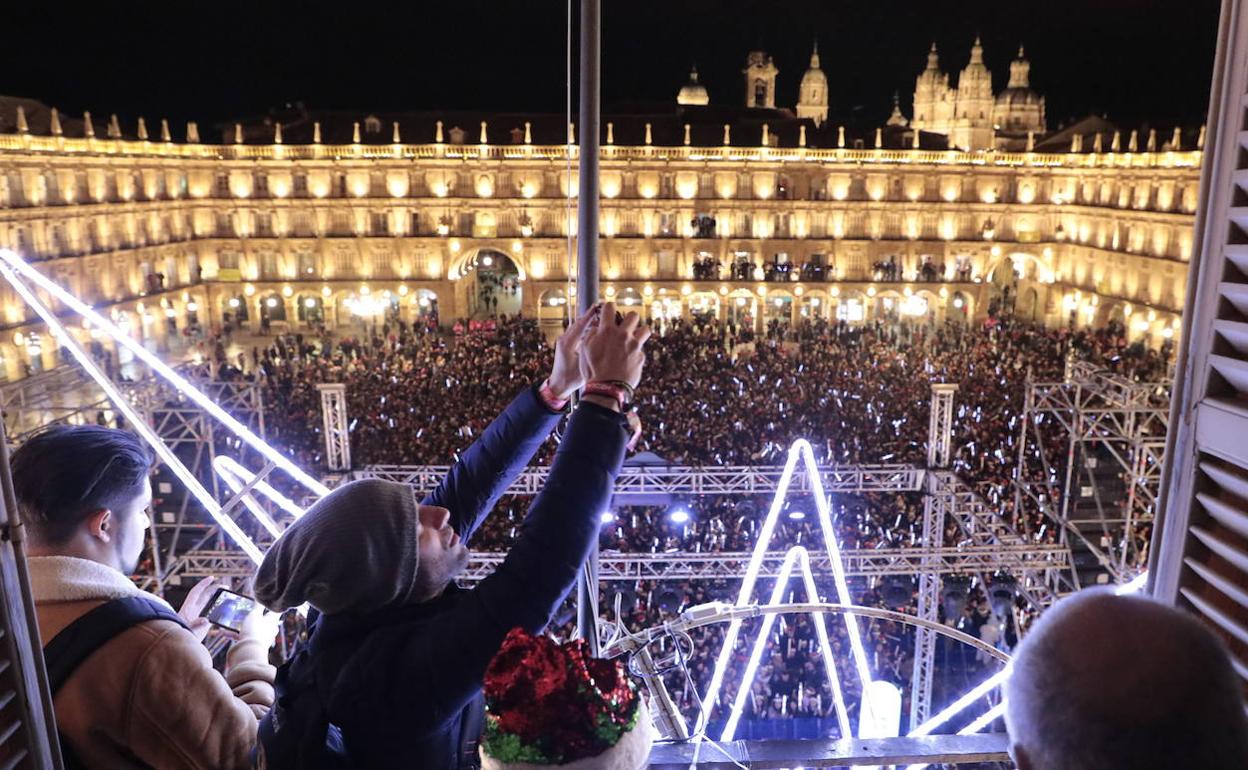 Imagen de la última fiesta de Fin de Año Universitario celebrada en la Plaza Mayor en 2019. 