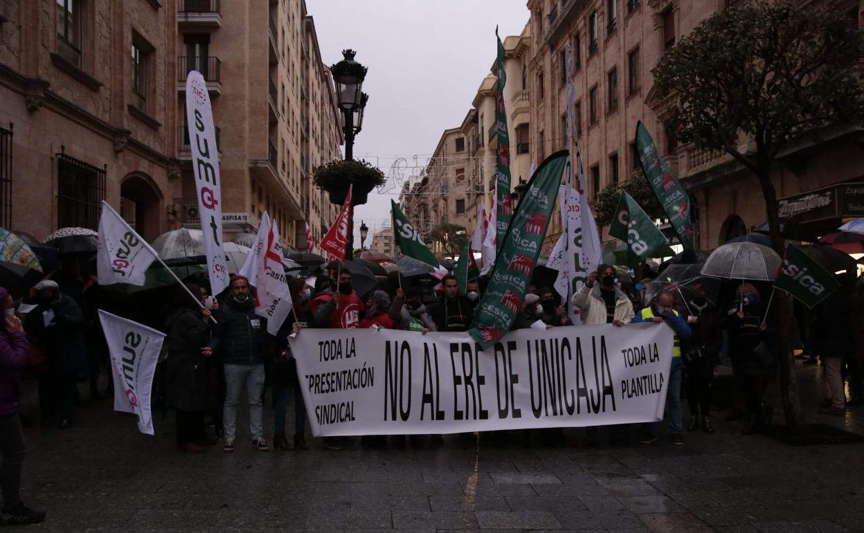Un momento de la concentración realizada ayer por los trabajadores de Unicaja. 