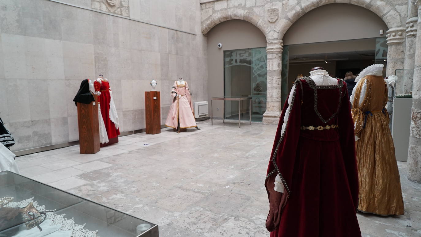 Vestidos de la exposición del Museo de la Universidad de Valladolid.