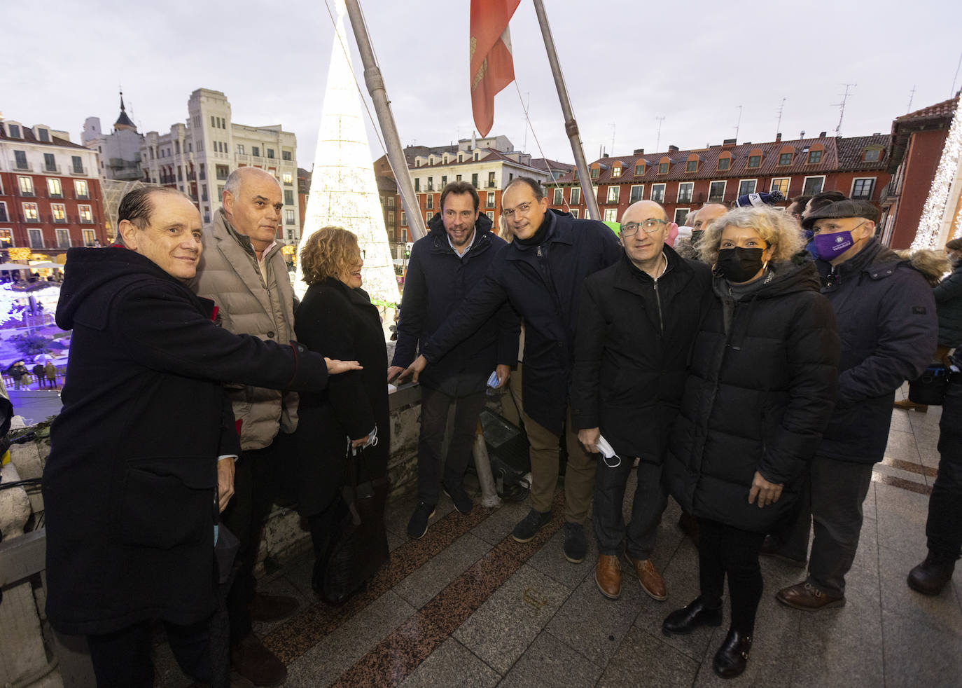 Acto de encendido de las luces en el balcón del Ayuntamiento.