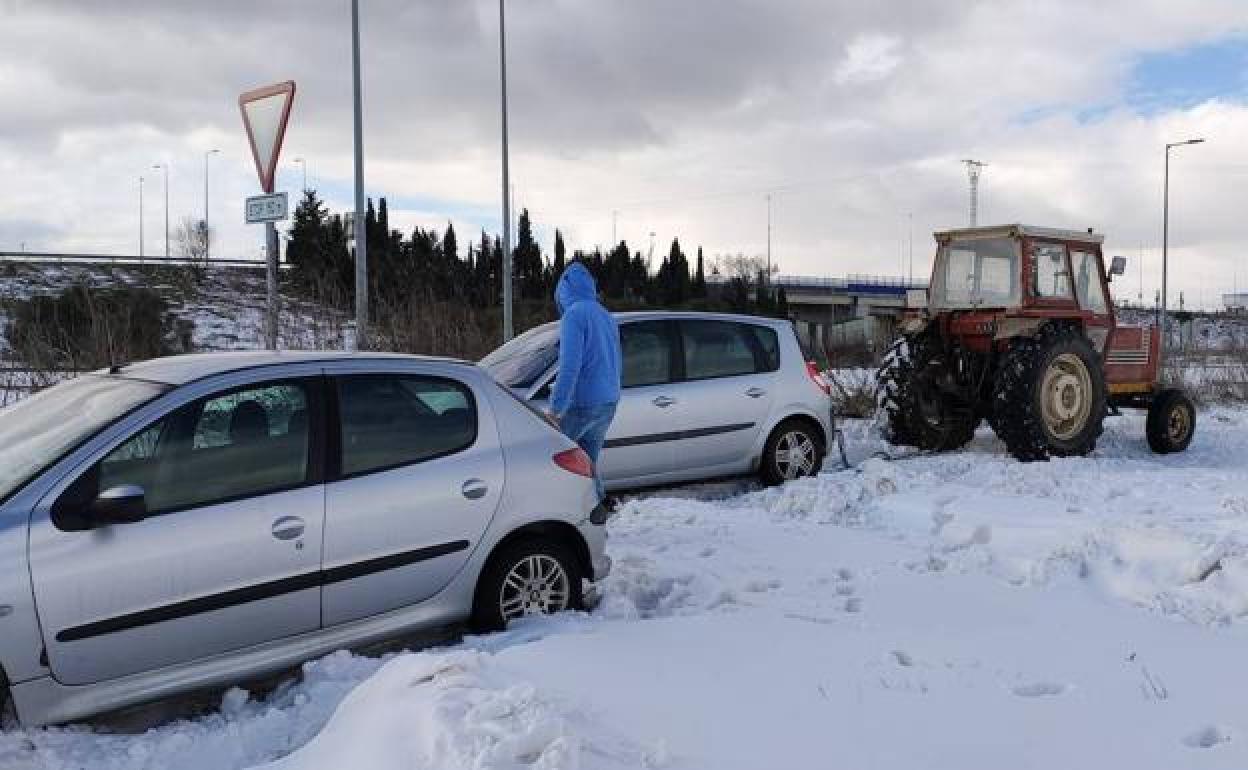Esto no puede faltar en el kit de emergencias de tu coche si te atrapa una nevada