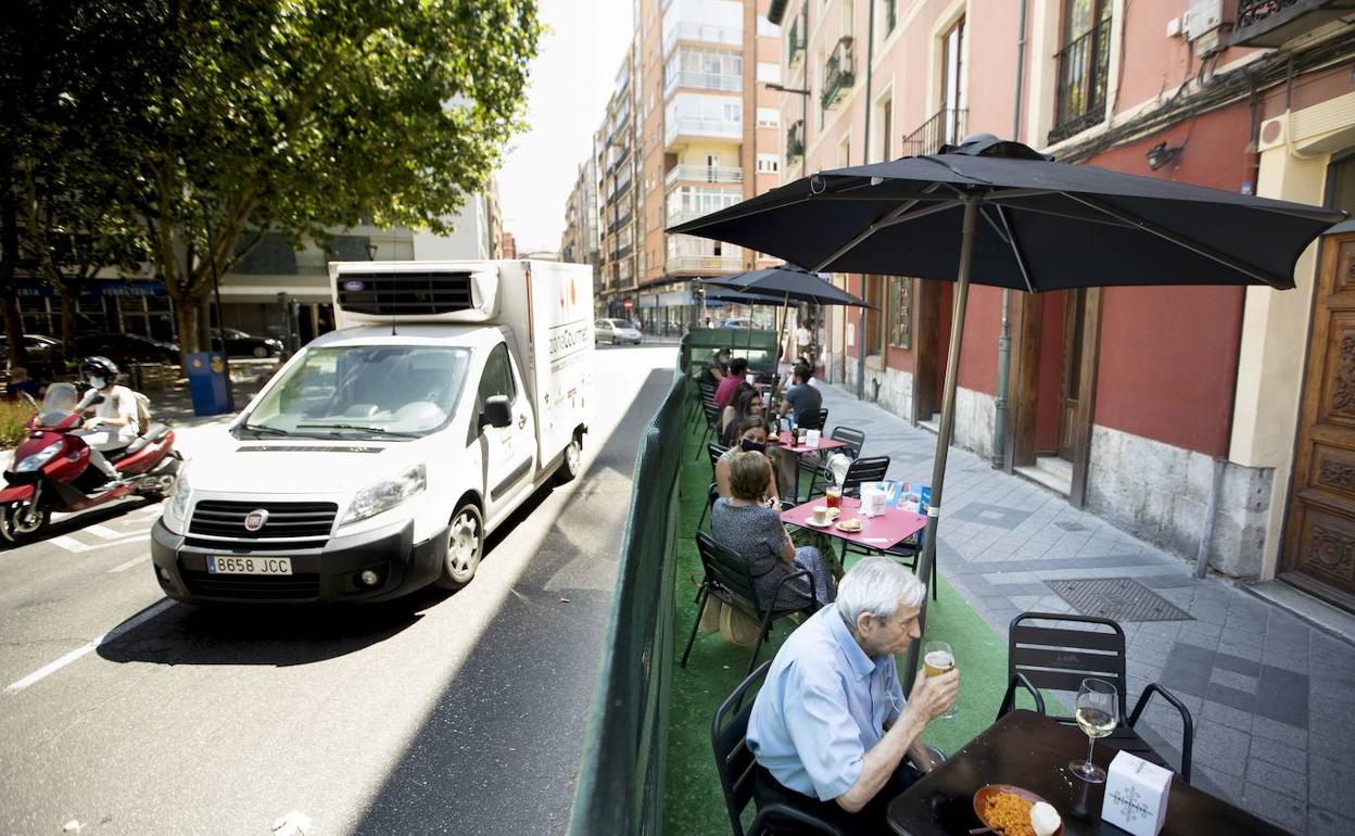 Una terraza en plazas de aparcamiento.