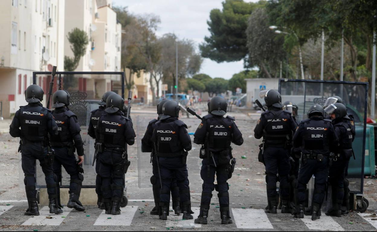 Despliegue policial en una manifestación de trabajadores del metalen Cádiz.