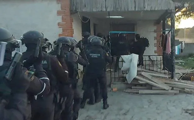 Los agentes enfilan la entrada del chalé ocupado ilegalmente junto a la urbanización La Corala. 