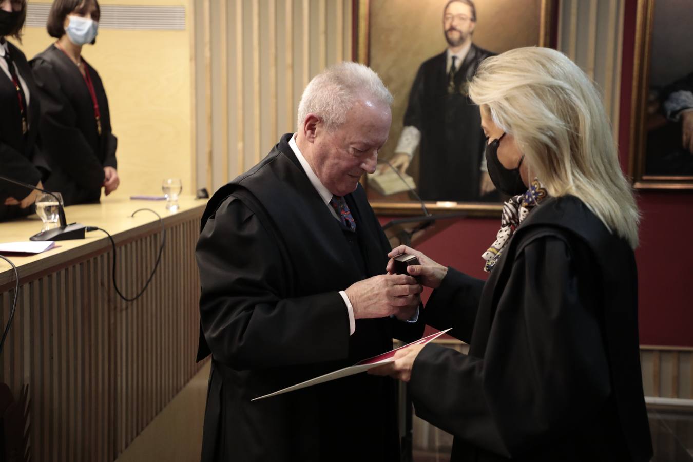 Fotos: Insignias de Oro y de Plata para los abogados de Valladolid