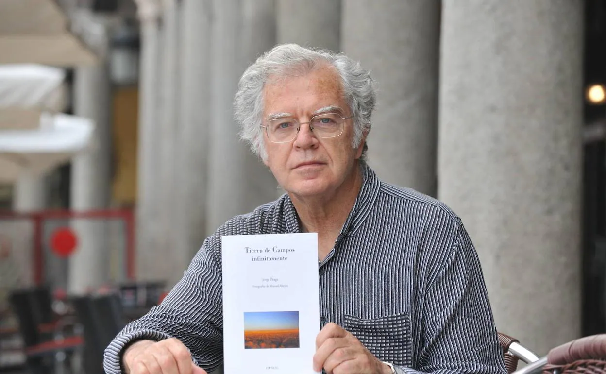 Jorge Praga, con el libro editado junto a Manuel Abejón. 