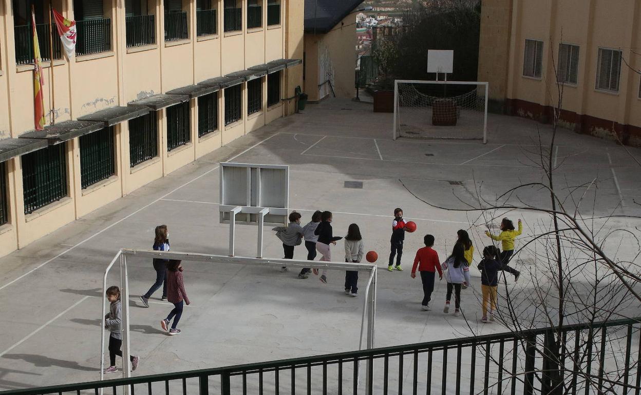 Niños juegan en un patio del colegio La Aneja, en la capital segoviana, que es uno de los que ha tenido que poner en cuarentena un grupo. 