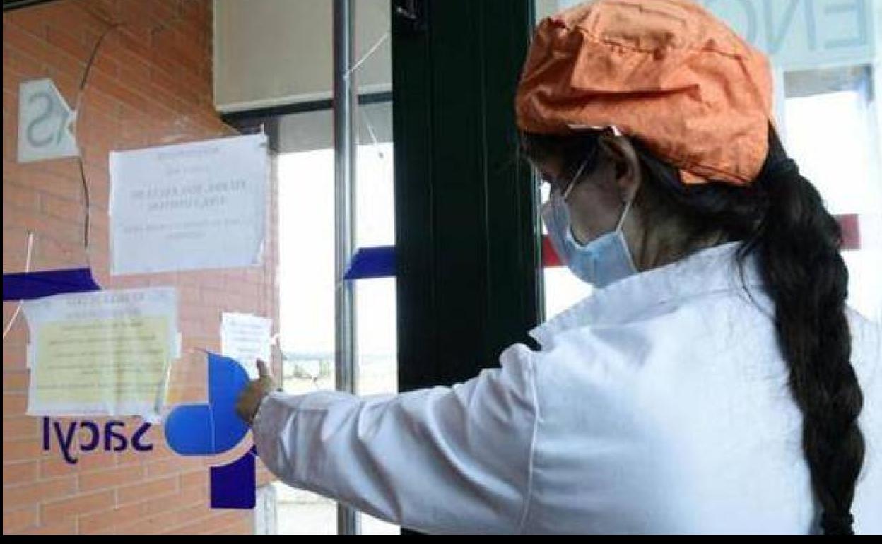 Daños provocados en la puerta de entrada al centro de salud. 