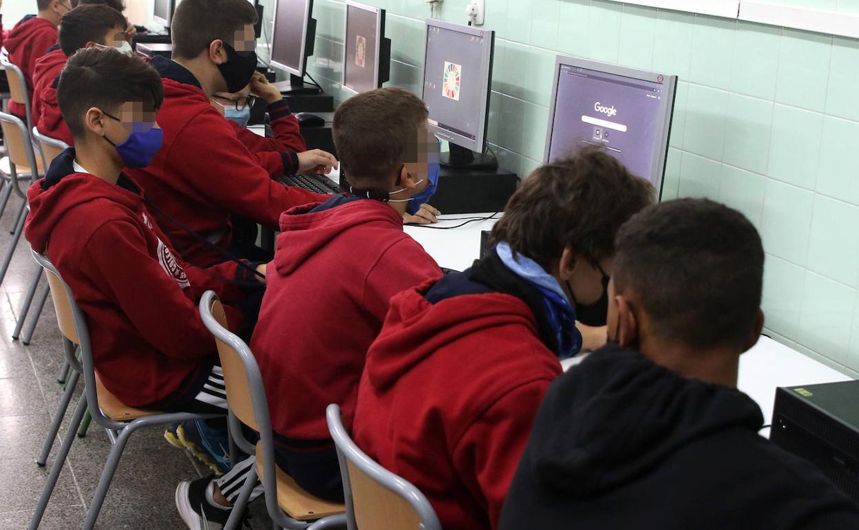 Alumnos de una clase de la Cooperativa Alcázar, en la capital segoviana, trabajan con los ordenadores. 