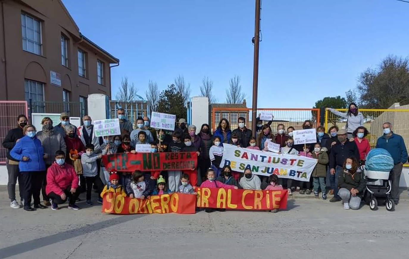 Familias y niños de Santiuste de San Juan Bautista protestan por la limitación de este año.