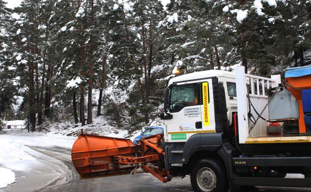 Una máquina quitanieves trabaja en una carretera de la provincia de Segovia.