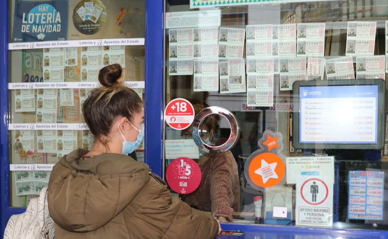 Venta de loteria en una administración de la capital.