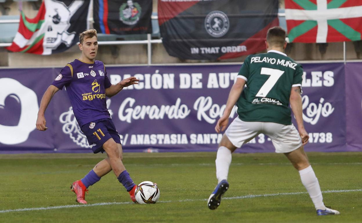 Edu Gallardo controla un balón ante Pelayo Muñiz en el encuentro disputado hoy en La Balastera.