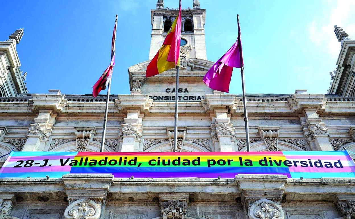 Pancarta de apoyo al colectivo en el Día del Orgullo Gay.