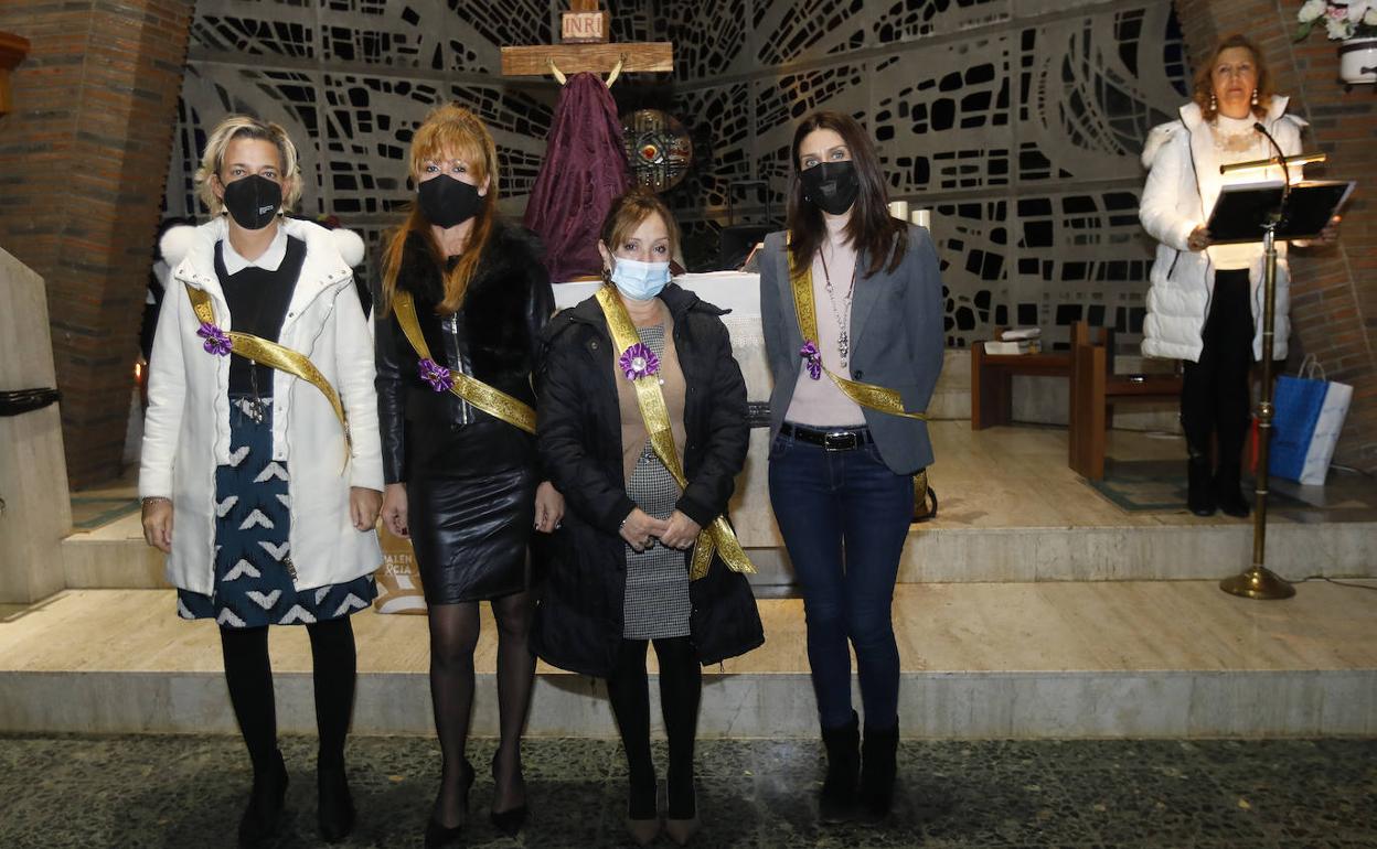 Las mujeres homenajeadas, con la banda dorada.