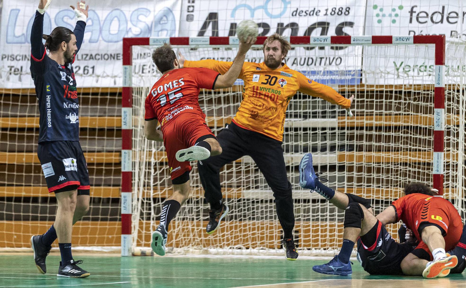 El portero del Balonmano Nava, Patotski, trata de atajar una penetración del jugador oscense Gomes en el partido de este sábado en Huesca. 