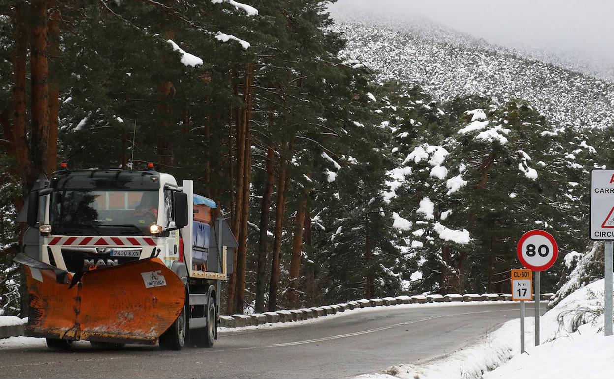 Máquina quintanieves en la CL-601 de Segovia. 
