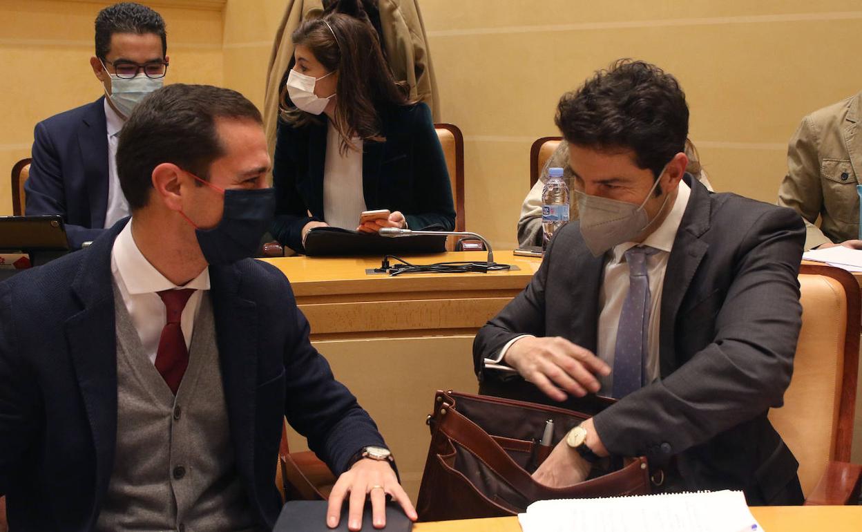 Los concejales populares Pablo Pérez y Marco Sandulli, en el pleno de este viernes. 