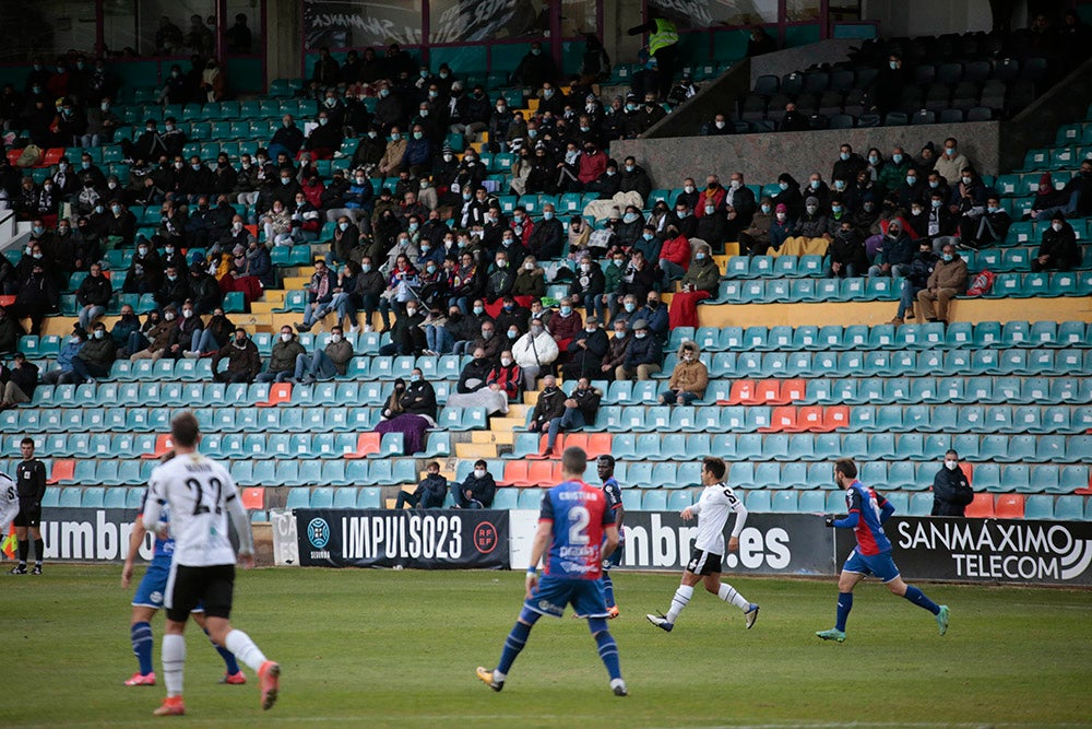 Fría tarde con final feliz en el Helmántico gracias al gol de Adri Carrasco 