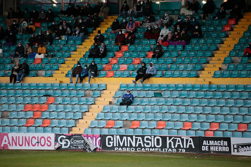 Fría tarde con final feliz en el Helmántico gracias al gol de Adri Carrasco 