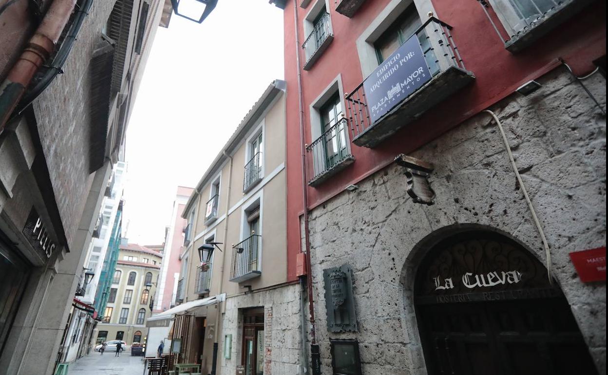 El antiguo edificio de la pensión La Cueva alojará ocho pisos turísticos tras su rehabilitación.