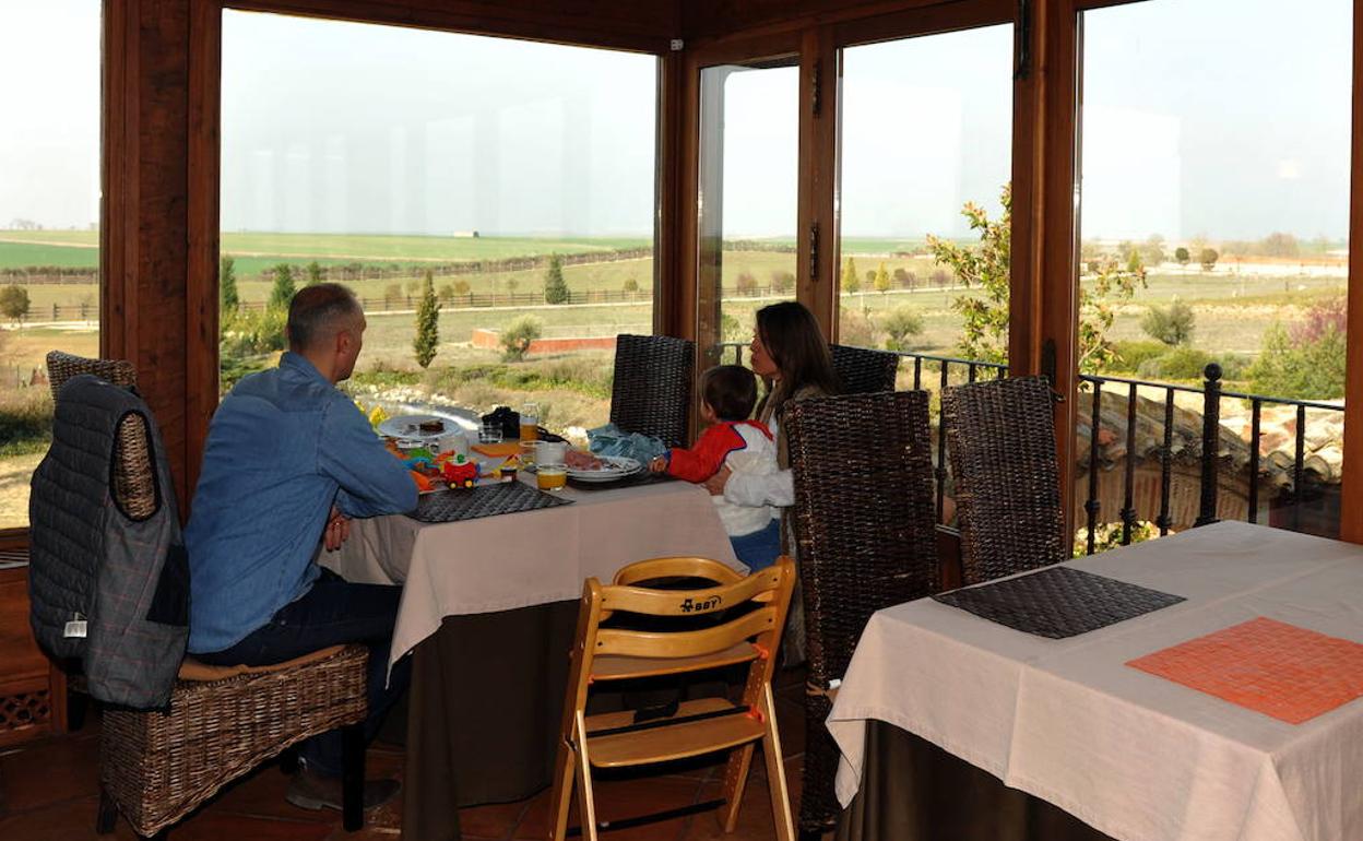 Una familia de huéspedes desayuna en el restaurante de La Casona de Andrea, en Tierra.