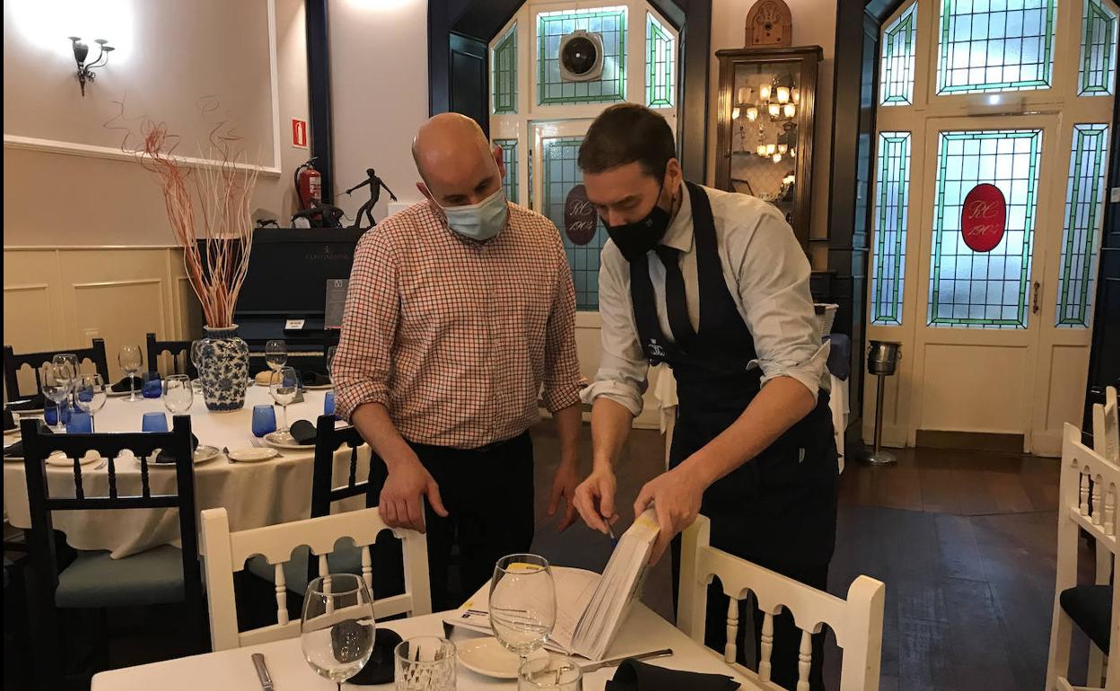 Víctor Aranda y Carlos Maicas, dueños del restaurante El Continental en Medina del Campo, preparan una mesa. 