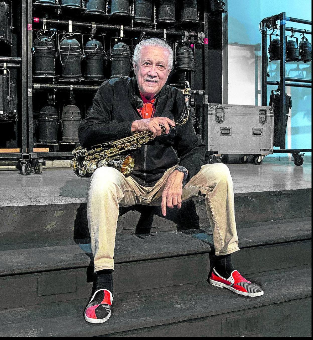 Paquito D'Rivera posa en el escenario del Nuevo Teatro Circo de Cartagena.