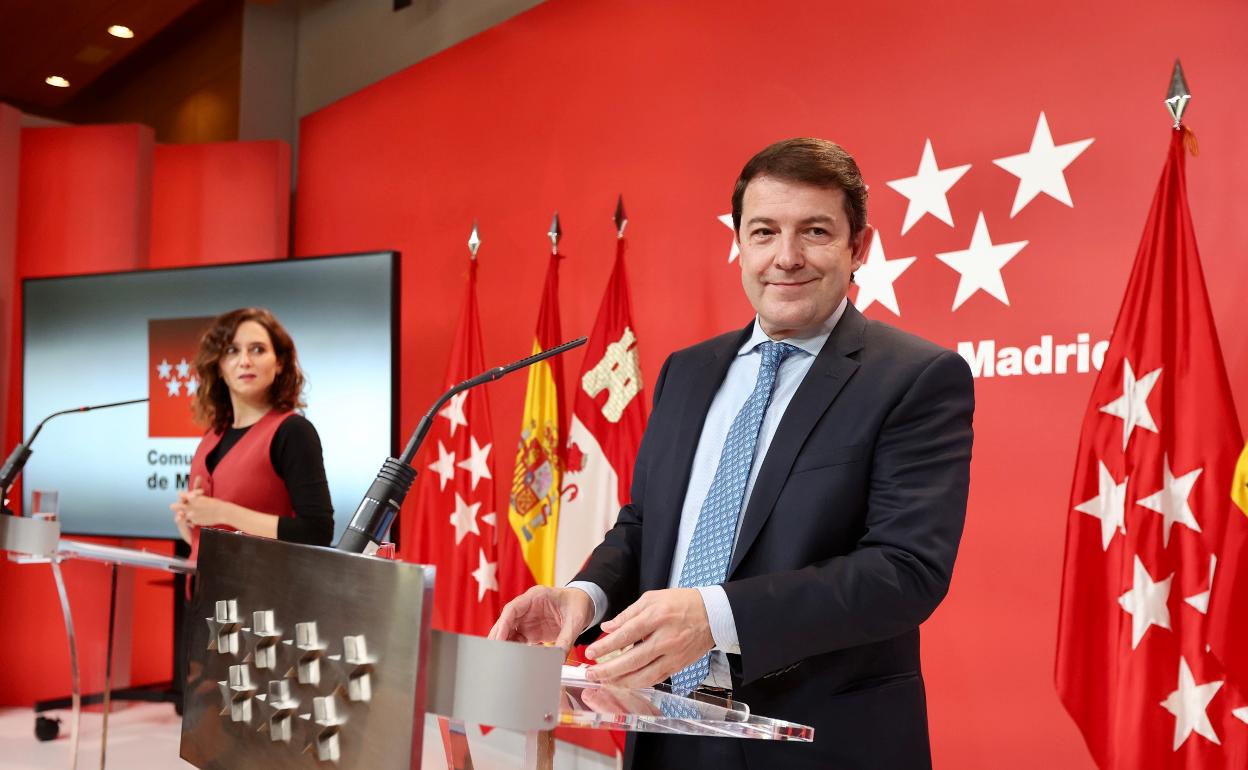 Isabel Díaz Ayuso y Alfonso Fernández Mañueco, este lunes, en la sede de la Comunidad de Madrid.