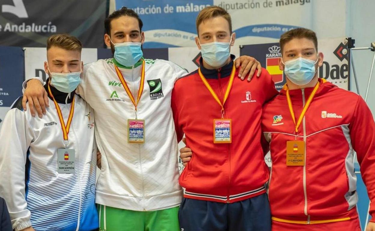 Samuel Marcos (primero por la derecha) posa en el podio con la medalla de bronce