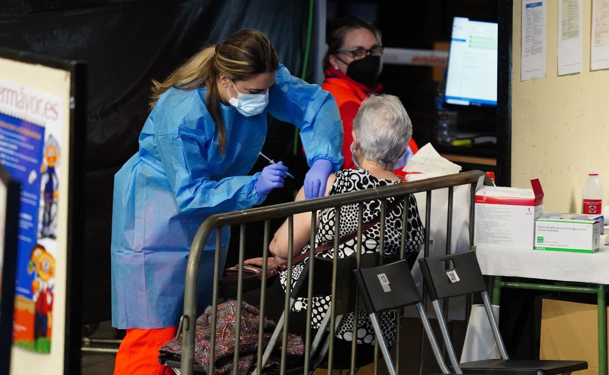 Una persona mayor recibe su vacuna. 