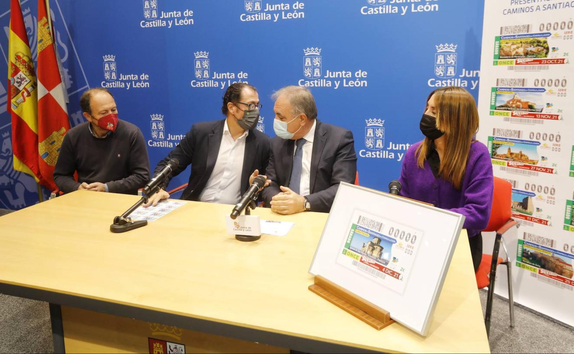 Fernando Díez Mediavilla, a la izquierda, con Ismael Pérez, José Antonio Rubio y Paula Calvete, con el cupón de Frómista.