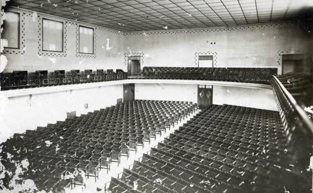 Imagen principal - Fotografía del interior del patio de butacas en los años ochenta, con el cine ya cerrado; y documentos de la construcción del Capitol que conserva la familia.