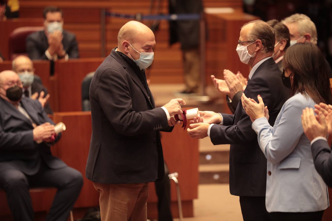 Fotos: Entrega de la Medalla de Oro de las Cortes a los sanitarios y sociosanitarios por su labor durante la pandemia