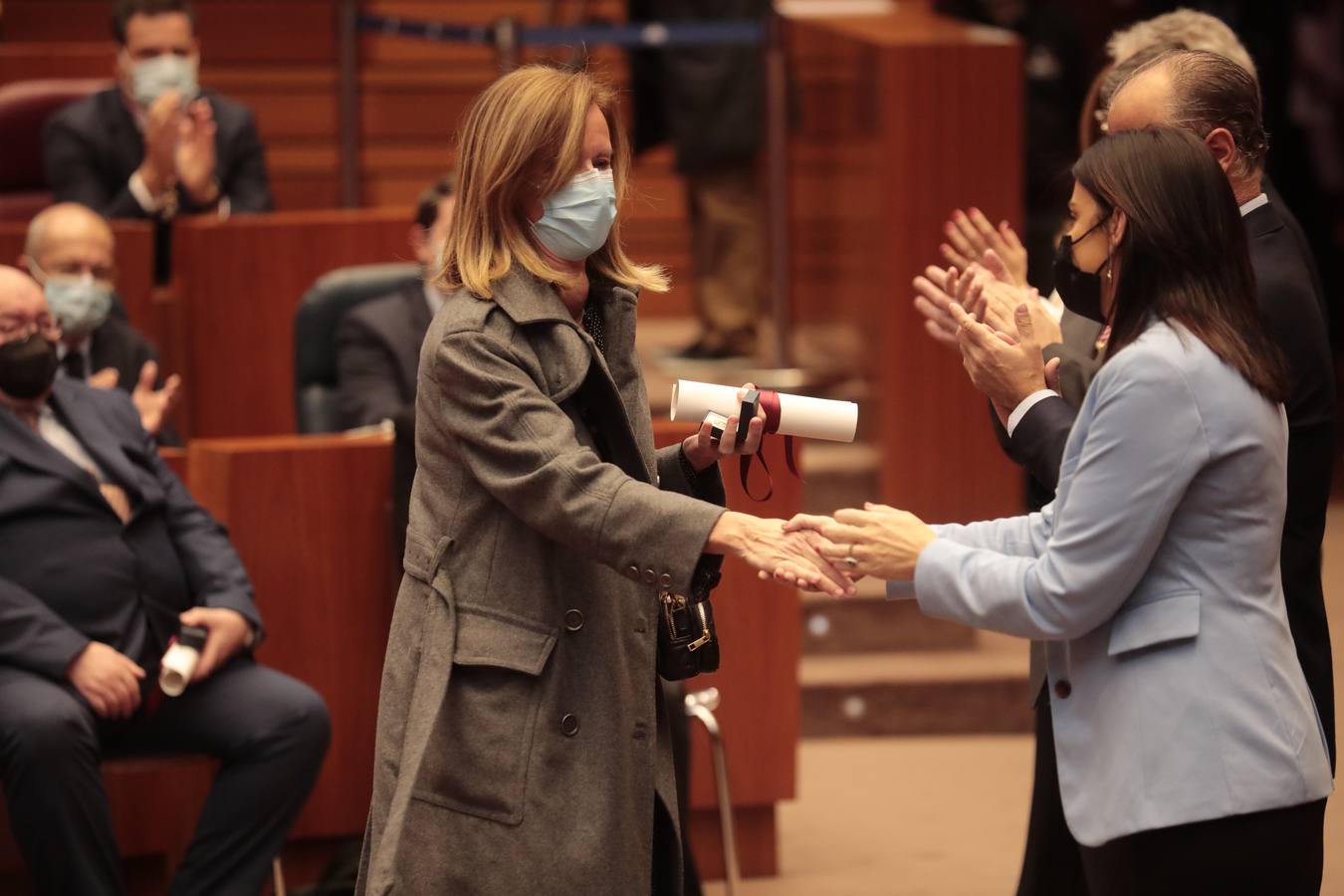Fotos: Entrega de la Medalla de Oro de las Cortes a los sanitarios y sociosanitarios por su labor durante la pandemia