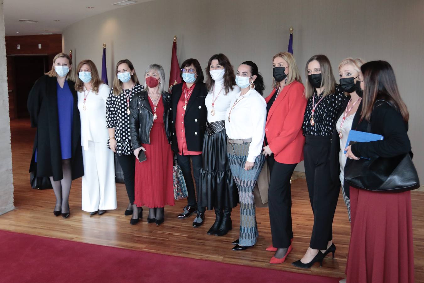 Fotos: Entrega de la Medalla de Oro de las Cortes a los sanitarios y sociosanitarios por su labor durante la pandemia