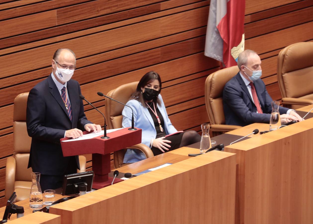 Fotos: Entrega de la Medalla de Oro de las Cortes a los sanitarios y sociosanitarios por su labor durante la pandemia