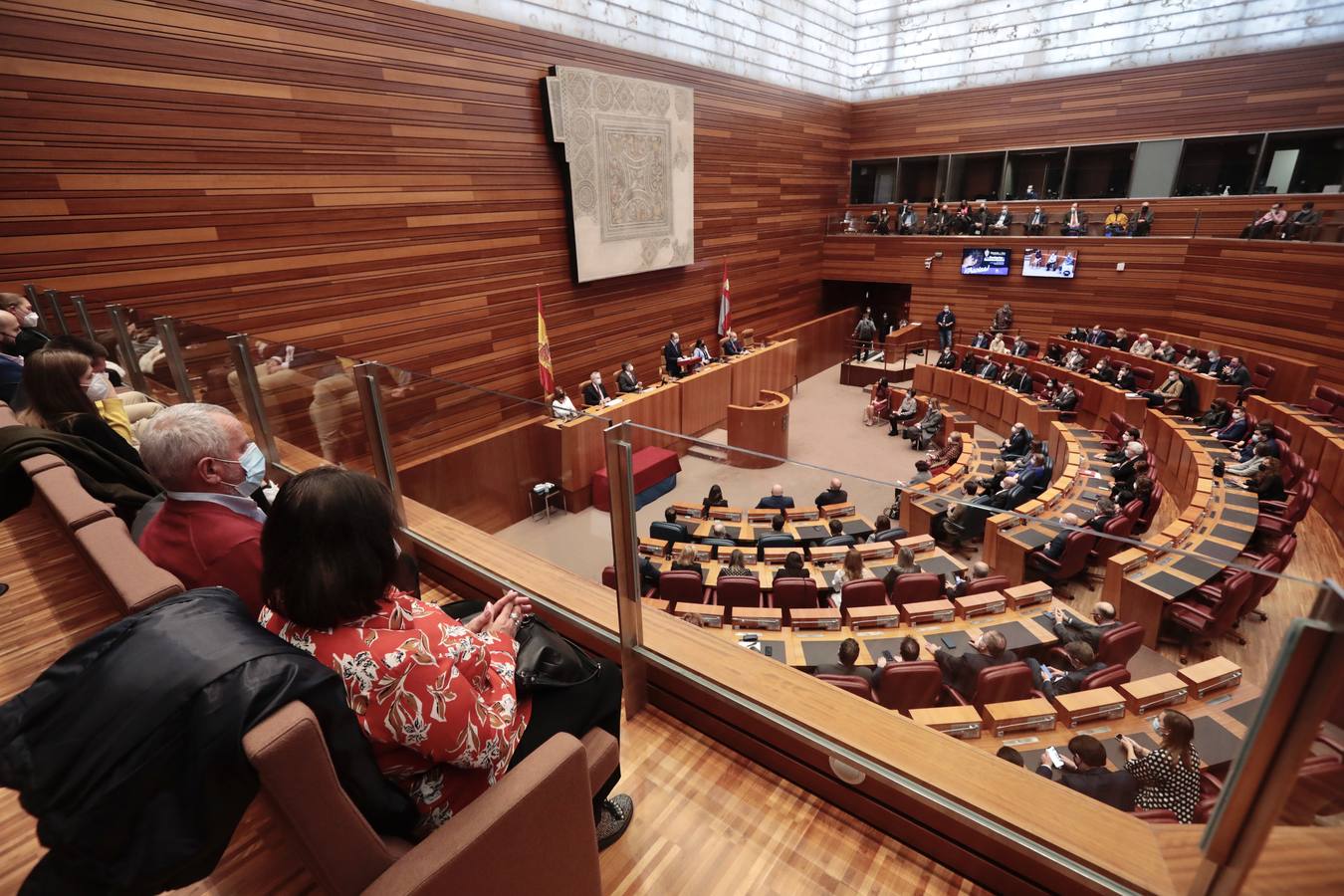 Fotos: Entrega de la Medalla de Oro de las Cortes a los sanitarios y sociosanitarios por su labor durante la pandemia