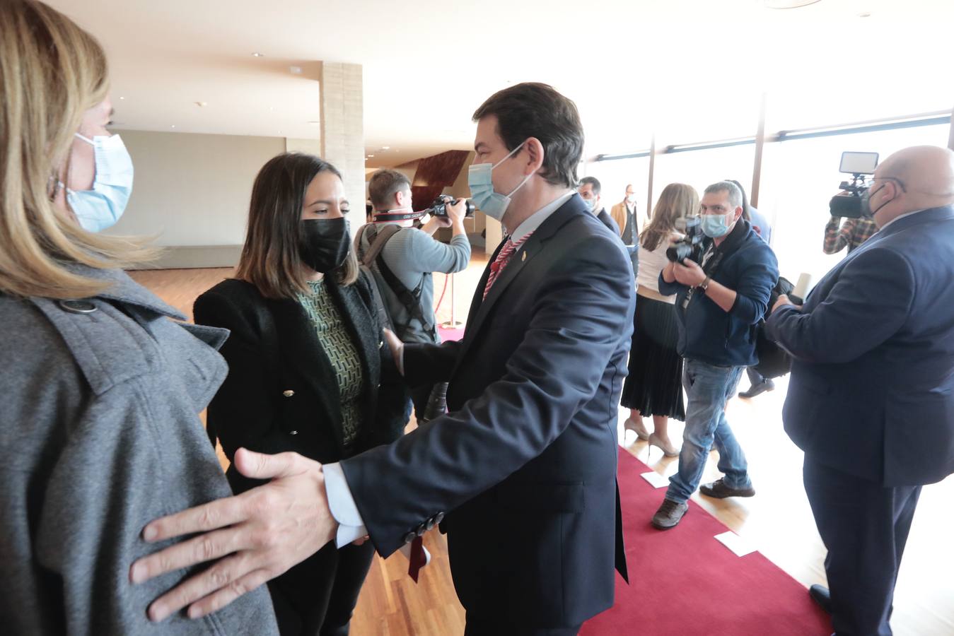 Fotos: Entrega de la Medalla de Oro de las Cortes a los sanitarios y sociosanitarios por su labor durante la pandemia