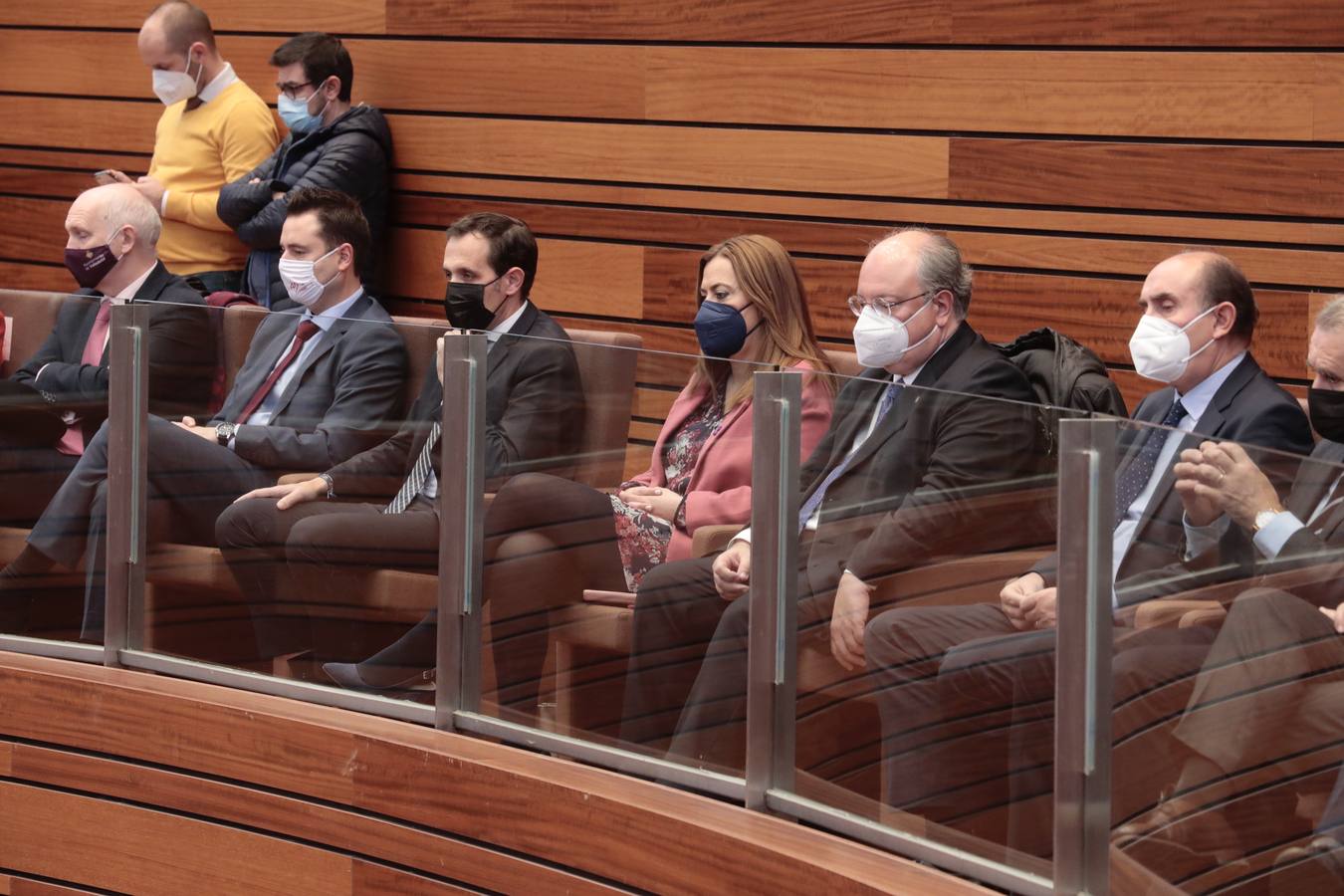 Fotos: Entrega de la Medalla de Oro de las Cortes a los sanitarios y sociosanitarios por su labor durante la pandemia