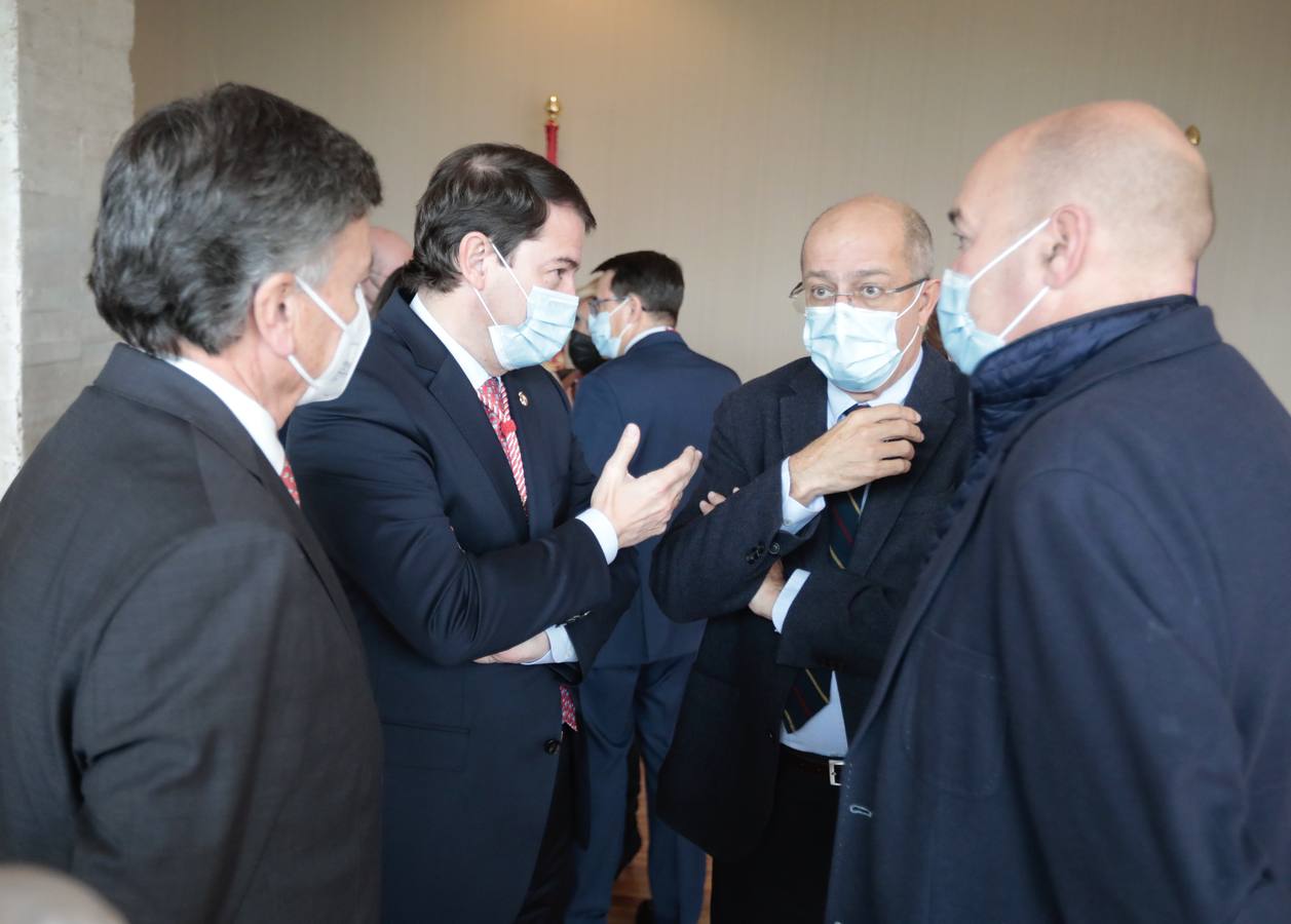 Fotos: Entrega de la Medalla de Oro de las Cortes a los sanitarios y sociosanitarios por su labor durante la pandemia