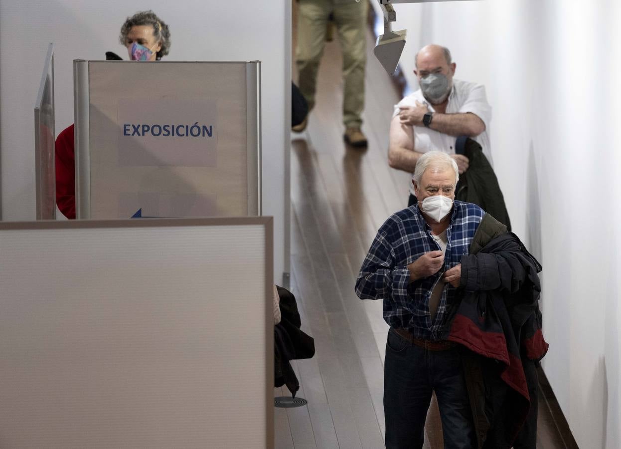 Fotos: Tercera dosis de la vacuna contra la covid-19 en el Centro Cultural Miguel Delibes de Valladolid