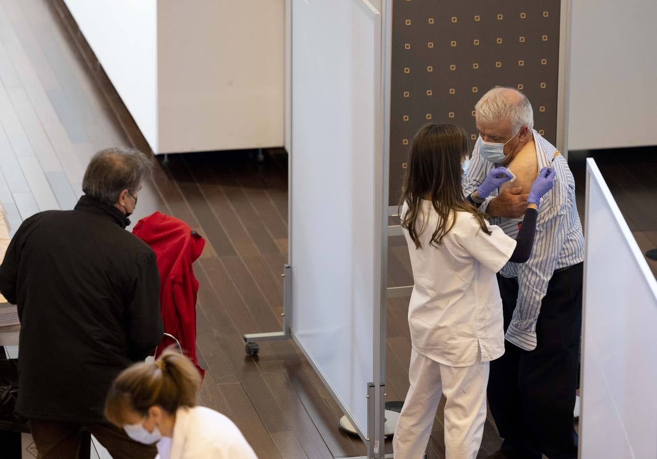 Fotos: Tercera dosis de la vacuna contra la covid-19 en el Centro Cultural Miguel Delibes de Valladolid