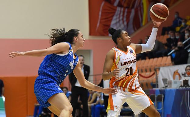 Imagen principal - El CB Avenida cae con todos los honores en un partido digno de la WNBA ante el campeón de Europa (110-102)